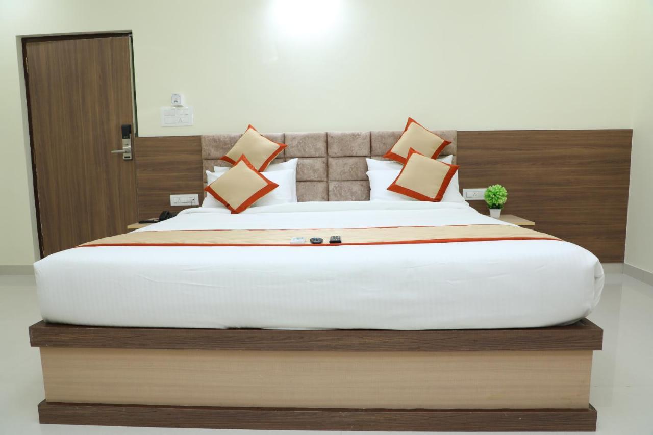 Hotel 8Th Mile Suites Bangalore Exterior photo