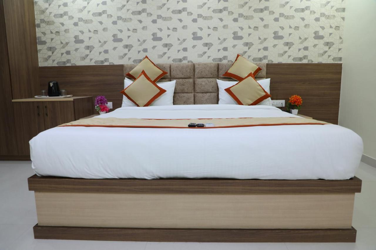 Hotel 8Th Mile Suites Bangalore Exterior photo